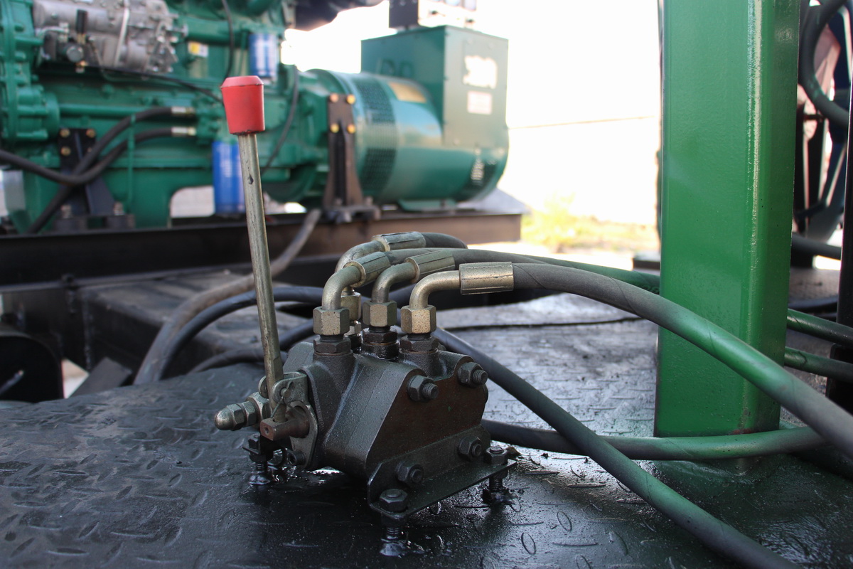 7寸鋼履帶(dai)反循環鑽機